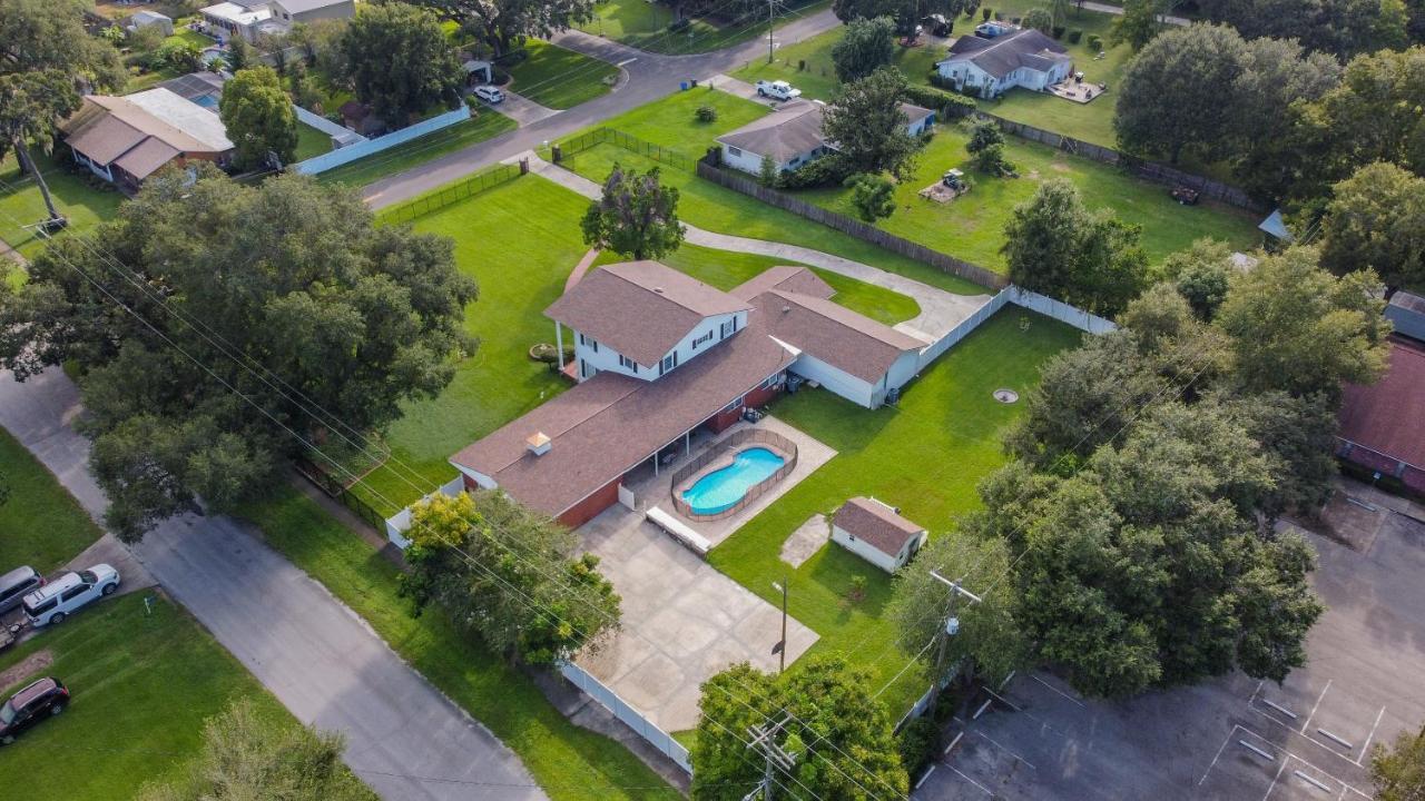 A Large Tropical Estate With 2 Acres Of Space Holiday home *